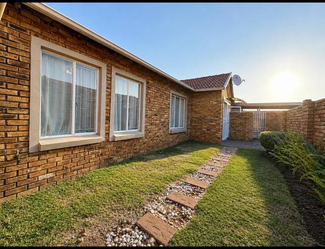 3 BEDROOM HOUSE FOR SALE IN KOSMOSDAL